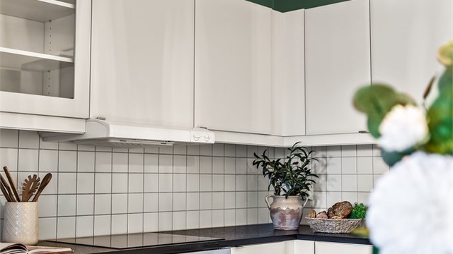 Over- og underskap samt vitrineskap i hvit og glatt utførelse.