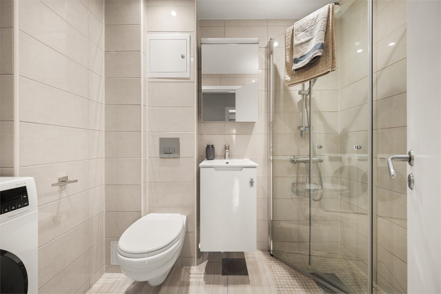 Flislagt baderom fra 2011 med gulvvarme og nedsenket himling med downlights.