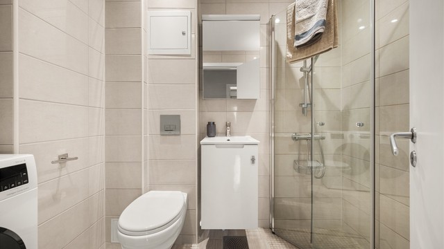 Flislagt baderom fra 2011 med gulvvarme og nedsenket himling med downlights.