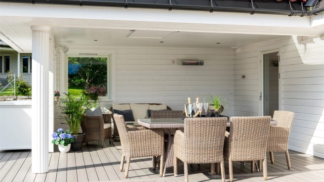 Terrassen er stor og romslig og deler av den er overbygd og har god plass til spisegruppe for hyggelig sosialt samvær uansett vær