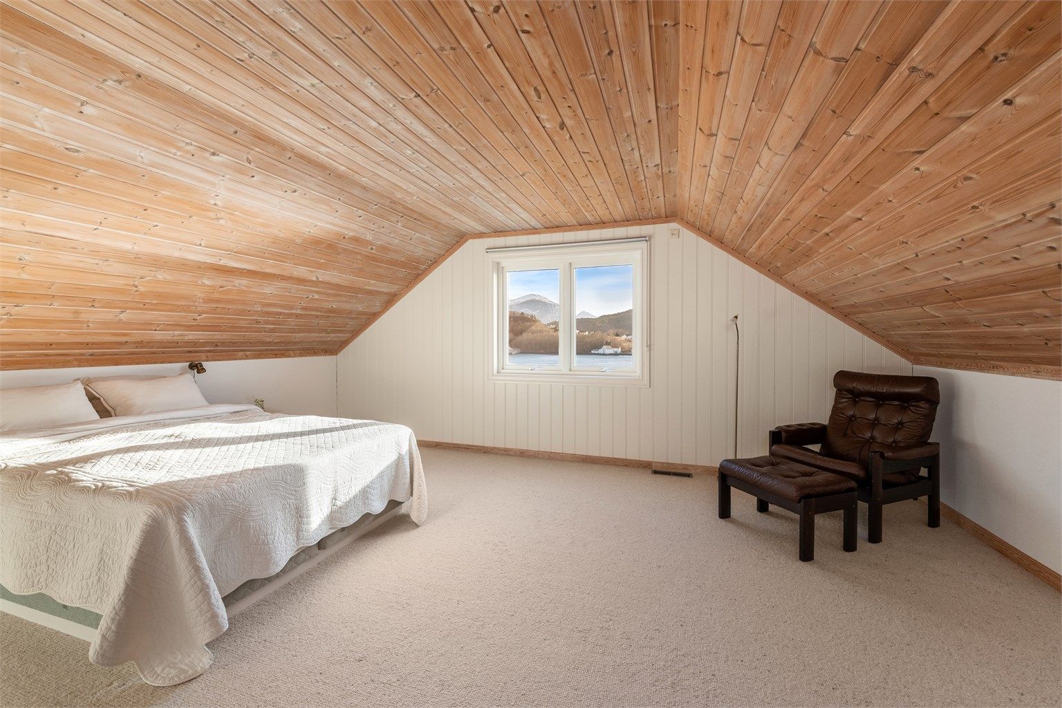 Stort romslig rom i 2. etasje (disp. rom på byggetegninger)