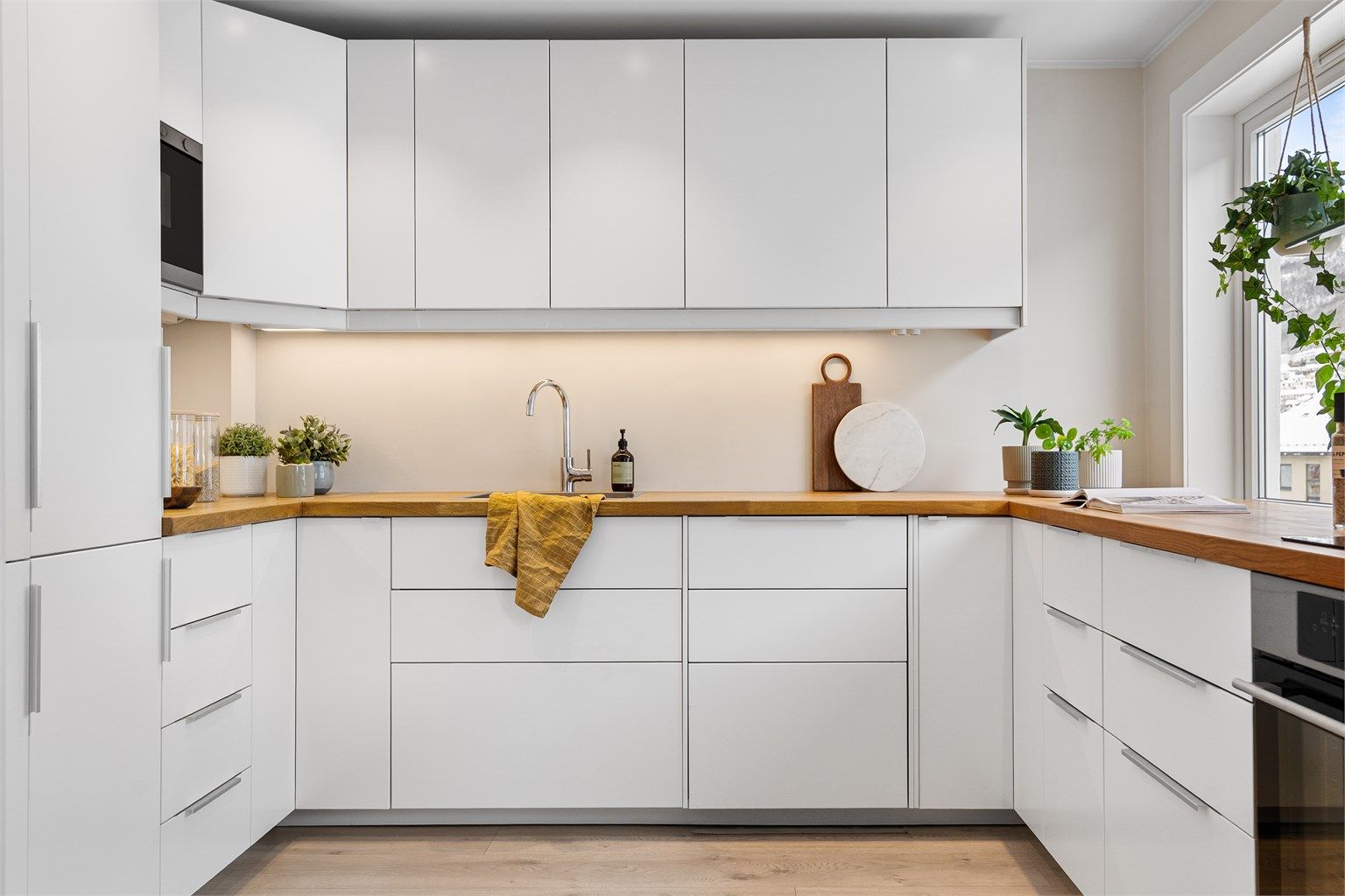 - Kjøkkenet er fra 2016 og har flotte slette fronter og heltre benkeplate -