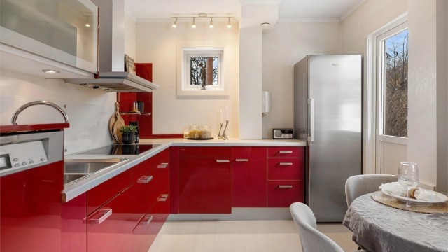 Flott kjøkken med spiseplass