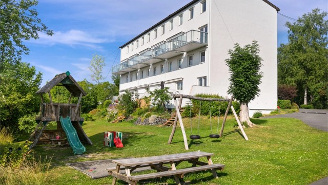Sameiet har opparbeidede fellesområder med lekeplasser og sittegrupper.