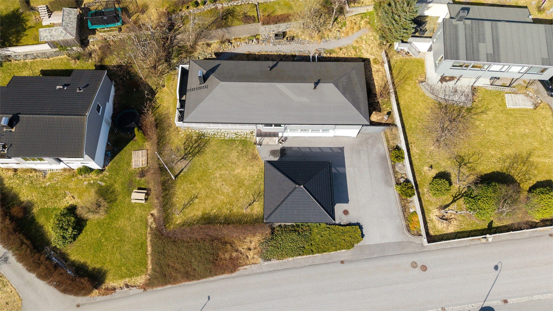 Dronebilde av eiendommen tatt fra fugleperspektiv