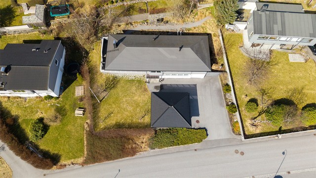 Dronebilde av eiendommen tatt fra fugleperspektiv