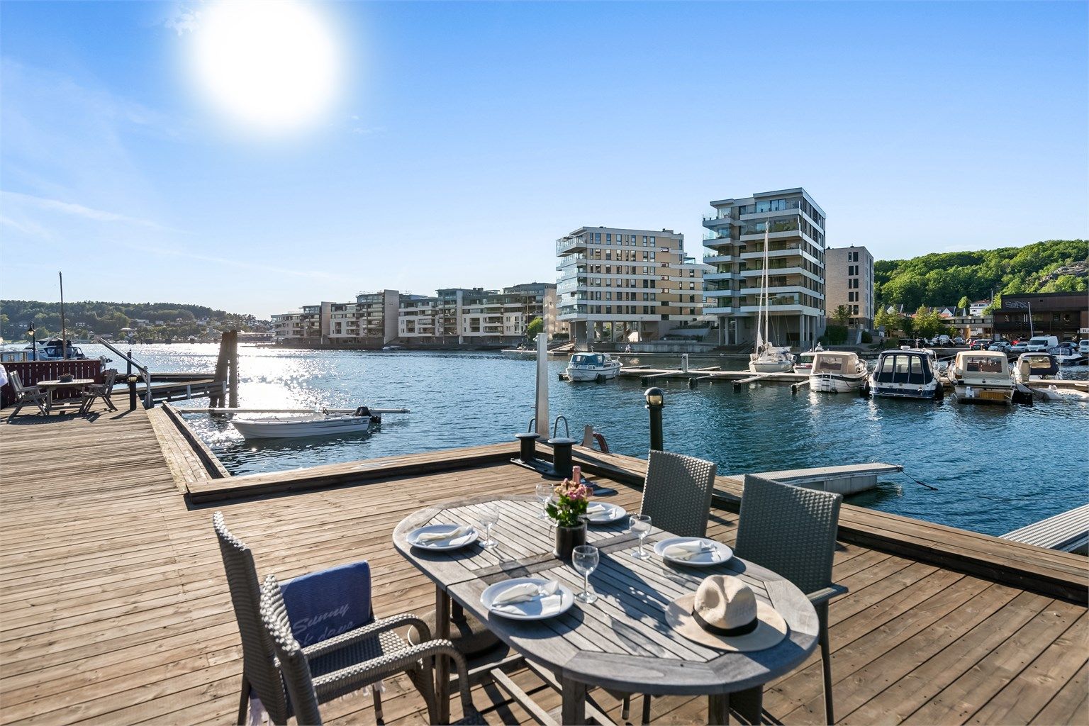 Sameiet har tilrettelagt med flere flotte uteplasser på brygga til glede for beboere. Bryggeanlegget har både felles sittegrupper, benker, dusj, badestige og strøm. Så her ligger alt til rette for et friskt morgenbad eller avkjølende kveldsbad.