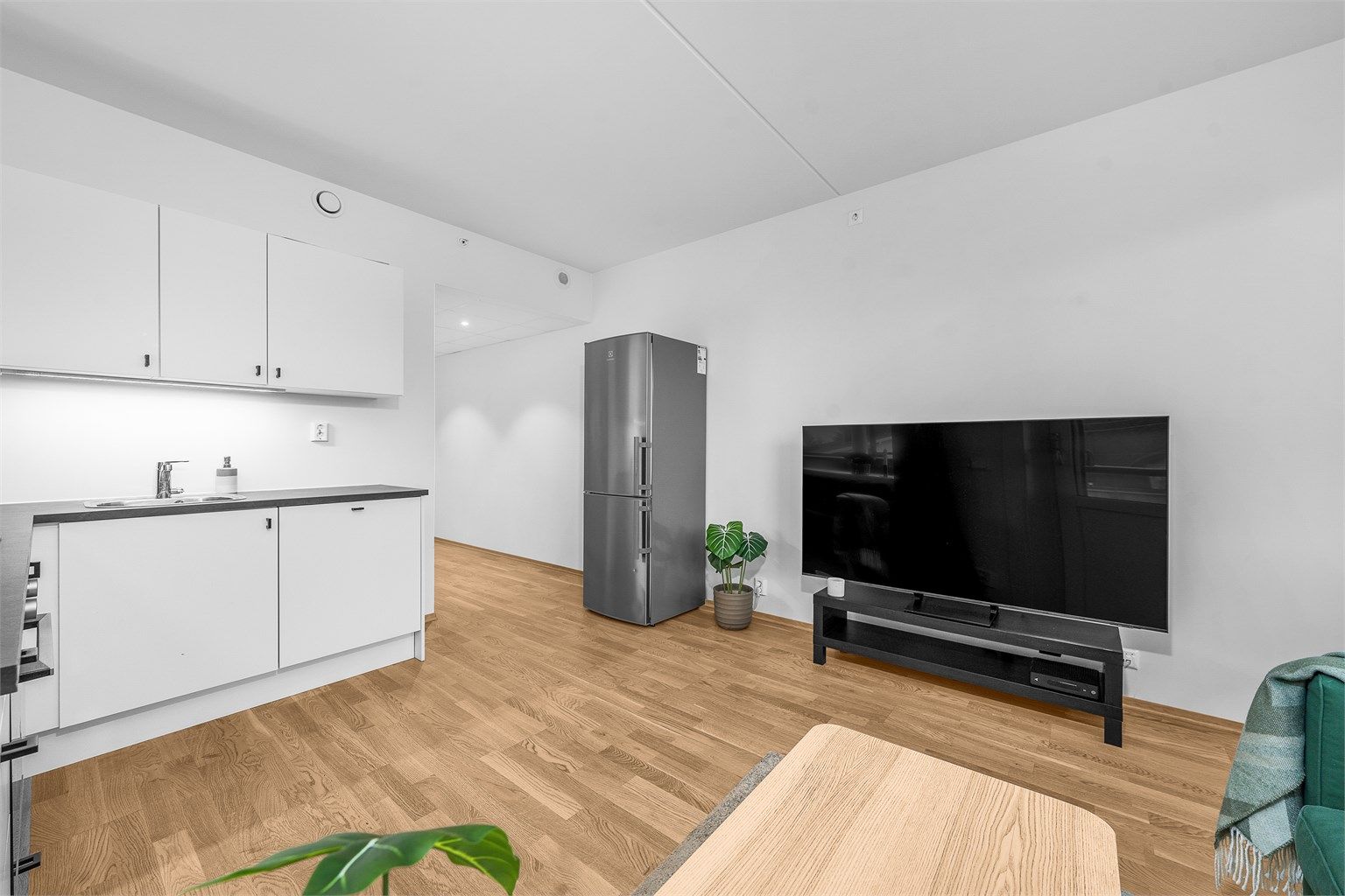 Moderne leilighet med blant annet balansert ventilasjon, vannbåren varme og betongskille. 