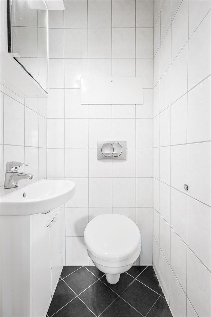 Praktisk toalettrom fra 2012 mellom badene.