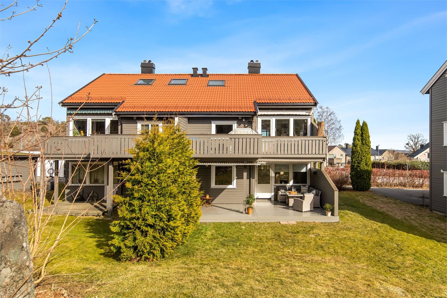 Lahelle og Sjuveenga byr også på unike turmuligheter, enten ved å rusle i de koselige gatene i Lahelle eller ta den 20 km. lange turen ut kyststien. Det er heller ikke lange veien til populære Skjellvika badestrand. 