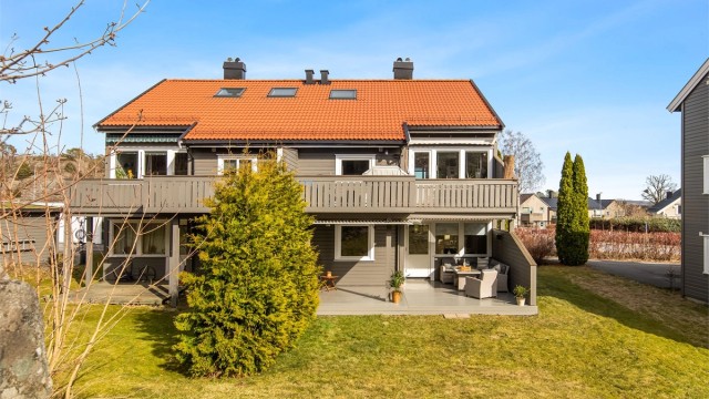 Lahelle og Sjuveenga byr også på unike turmuligheter, enten ved å rusle i de koselige gatene i Lahelle eller ta den 20 km. lange turen ut kyststien. Det er heller ikke lange veien til populære Skjellvika badestrand.