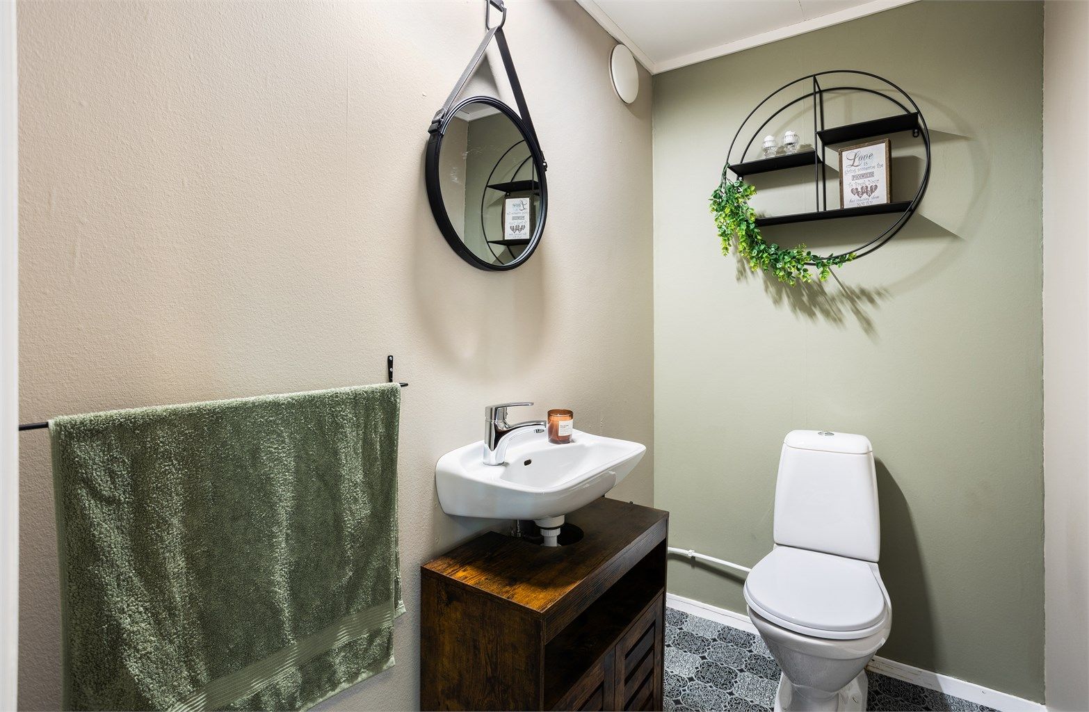 Toalettrom i underetasjen. 