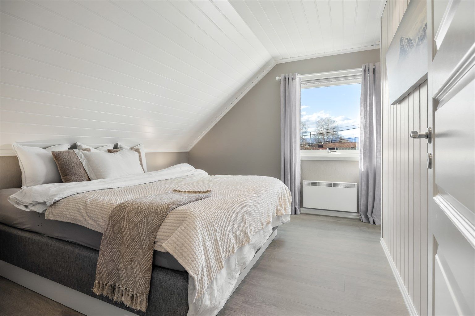 Hovedsoverommet har god plass til dobbeltseng.