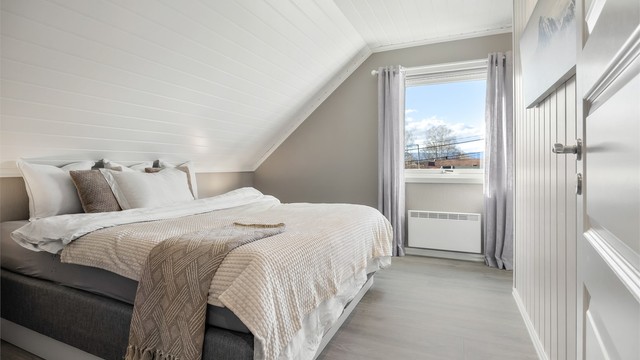Hovedsoverommet har god plass til dobbeltseng.