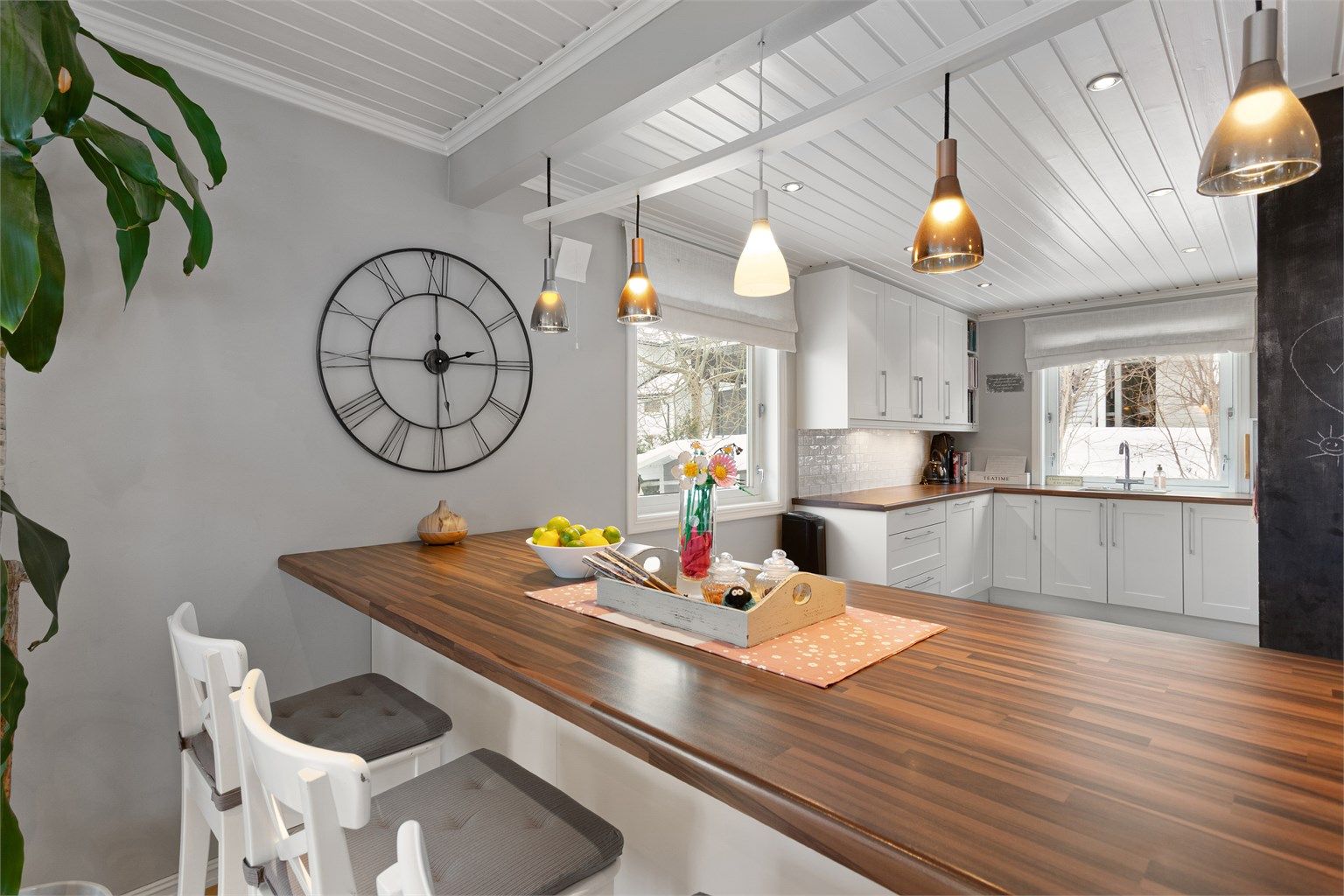 En hyggelig spiseplass ved kjøkkenhalvøya for raske måltider.