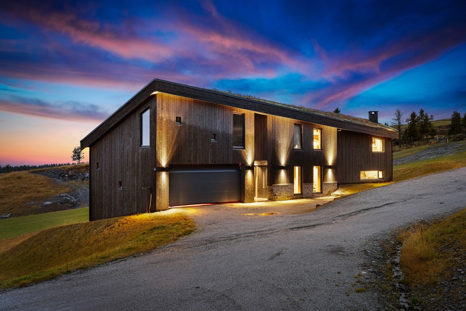 Eier har påkostet hytta betydelig. Elbillader i garasjen.