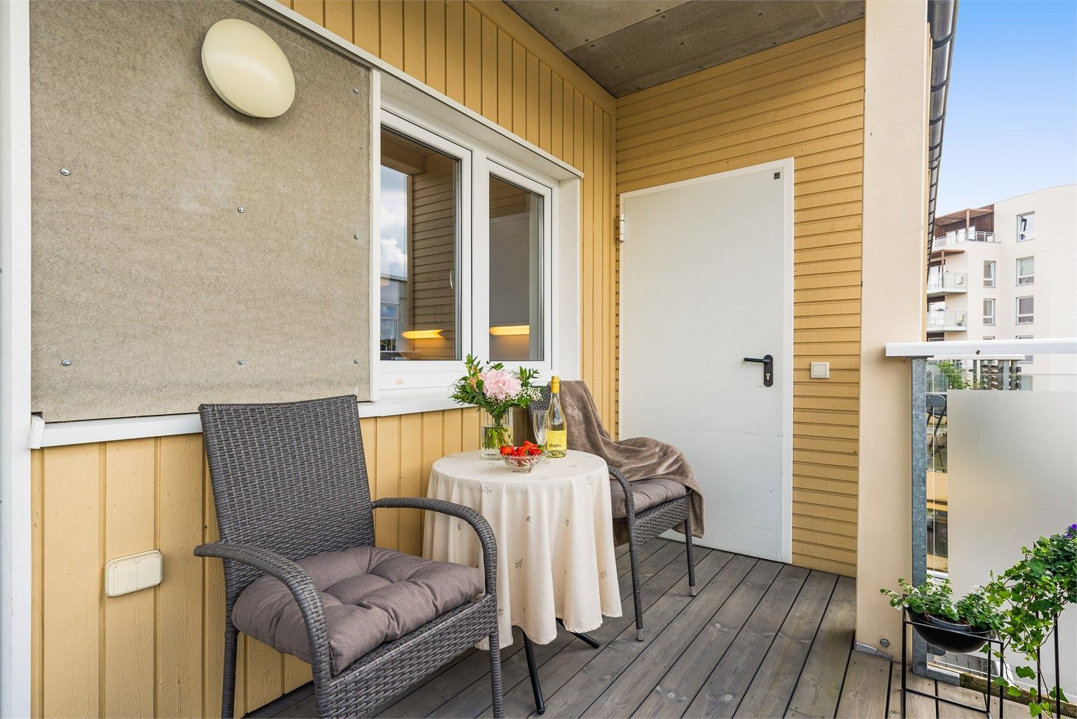 Det medfølger en innvendig bod i leiligheten samt to utvendige boder på svalgang og balkong.