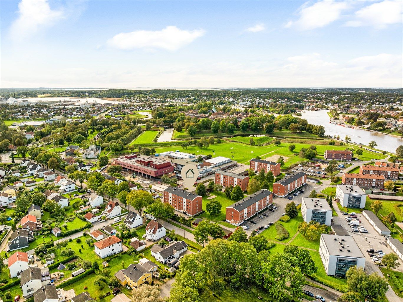 Plasseringen i etasjens ende gir fordelen av et ekstra vindu i stuen og derav bedre lysforhold enn i tilsvarende leiligheter midt i etasjen.