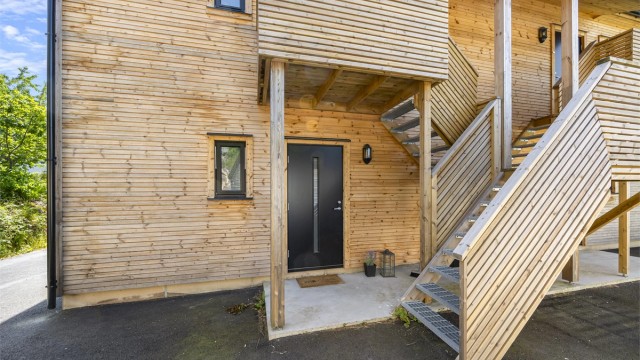 Praktisk og lettstelt selveierleilighet i firemannsbolig oppført i 2022. Kledning er vedlikeholdsfri.
Foto: Hallvard Rimereit