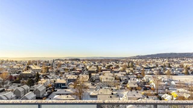 Velkommen til Kurveien 9 - Stor 3-roms endeleilighet beliggende i 9.etasje med herlig terrasse og fantastisk utsikt! Foto: Petter Tanum