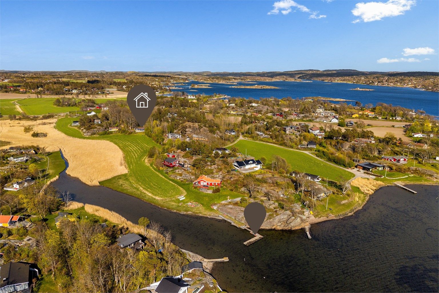 Fra hytteveggen er det kun en kort spasertur ned til sjøen med båtplass og fine bademuligheter.
