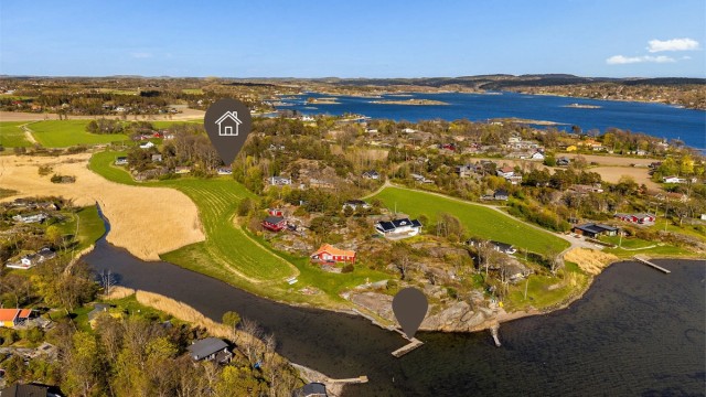 Fra hytteveggen er det kun en kort spasertur ned til sjøen med båtplass og fine bademuligheter.