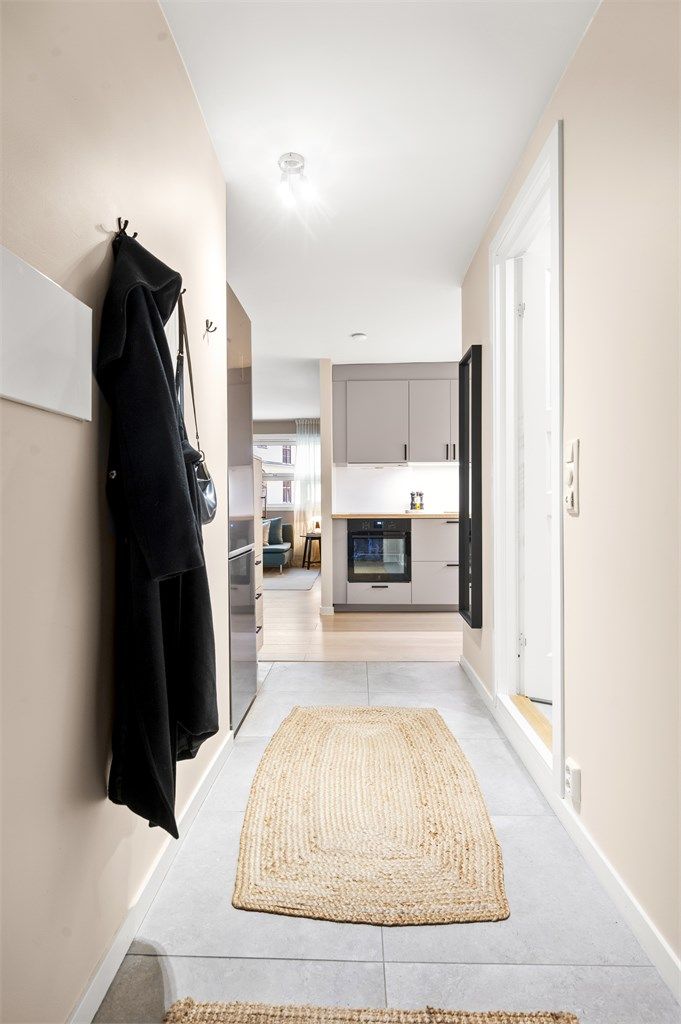 Velkommen inn til en lys og innbydende entré! Praktiske fliser med varme i gulv, som er nyttig på de kalde vinterdagene.