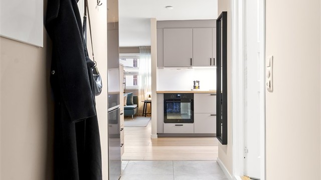 Velkommen inn til en lys og innbydende entré! Praktiske fliser med varme i gulv, som er nyttig på de kalde vinterdagene.