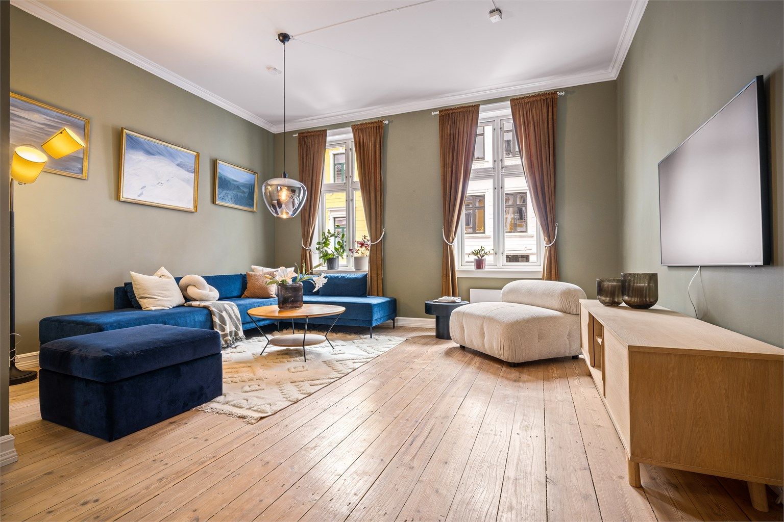 - På Alléhjørnet, like bak leiligheten, finner man caféen Klee Kaffe som byr på Franske retter og et rikt utvalg av kaffe og vin. - 