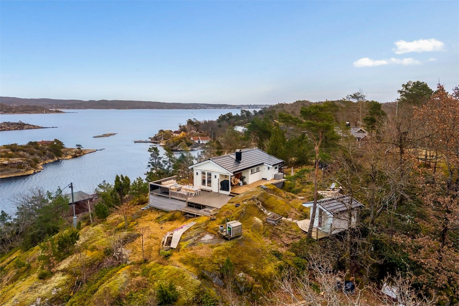 Usjenert og flott beliggenhet med kort avstand til sjøen med fine svaberg, sandstrender og båtplass.