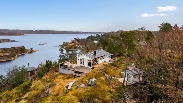 Usjenert og flott beliggenhet med kort avstand til sjøen med fine svaberg, sandstrender og båtplass.