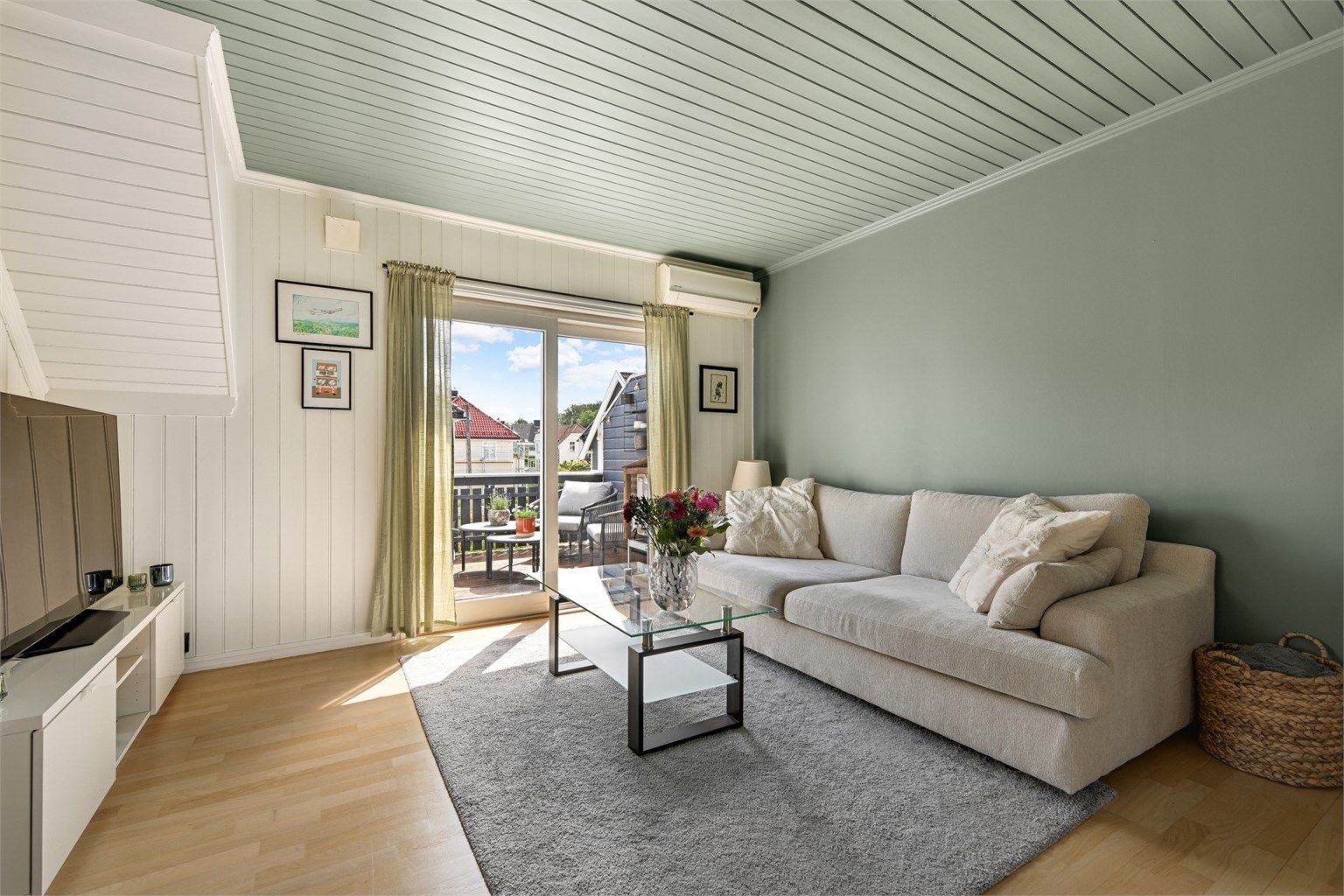 Stuen ligger i delvis åpen løsning til kjøkkenet, og fremstår som lys og luftig med gode vindusflater som slipper inn rikelig med dagslys. 
