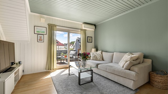 Stuen ligger i delvis åpen løsning til kjøkkenet, og fremstår som lys og luftig med gode vindusflater som slipper inn rikelig med dagslys.