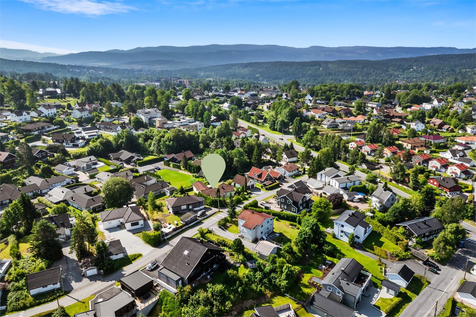 Kort gangavstand til bussholdeplass langs Konnerudgata med gode bussforbindelser til Drammen sentrum.
