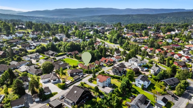 Kort gangavstand til bussholdeplass langs Konnerudgata med gode bussforbindelser til Drammen sentrum.