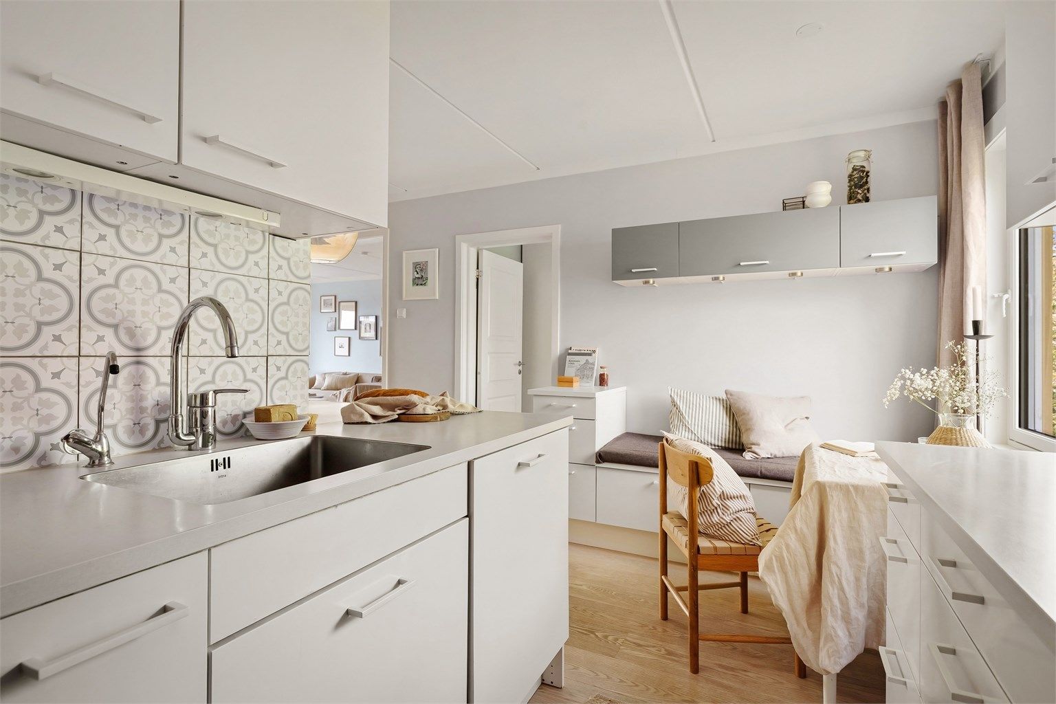 Det medfølger også et vannrensesystem som gir 100% rent vann fra kjøkkenbenken - bare vent til du smaker forskjellen!