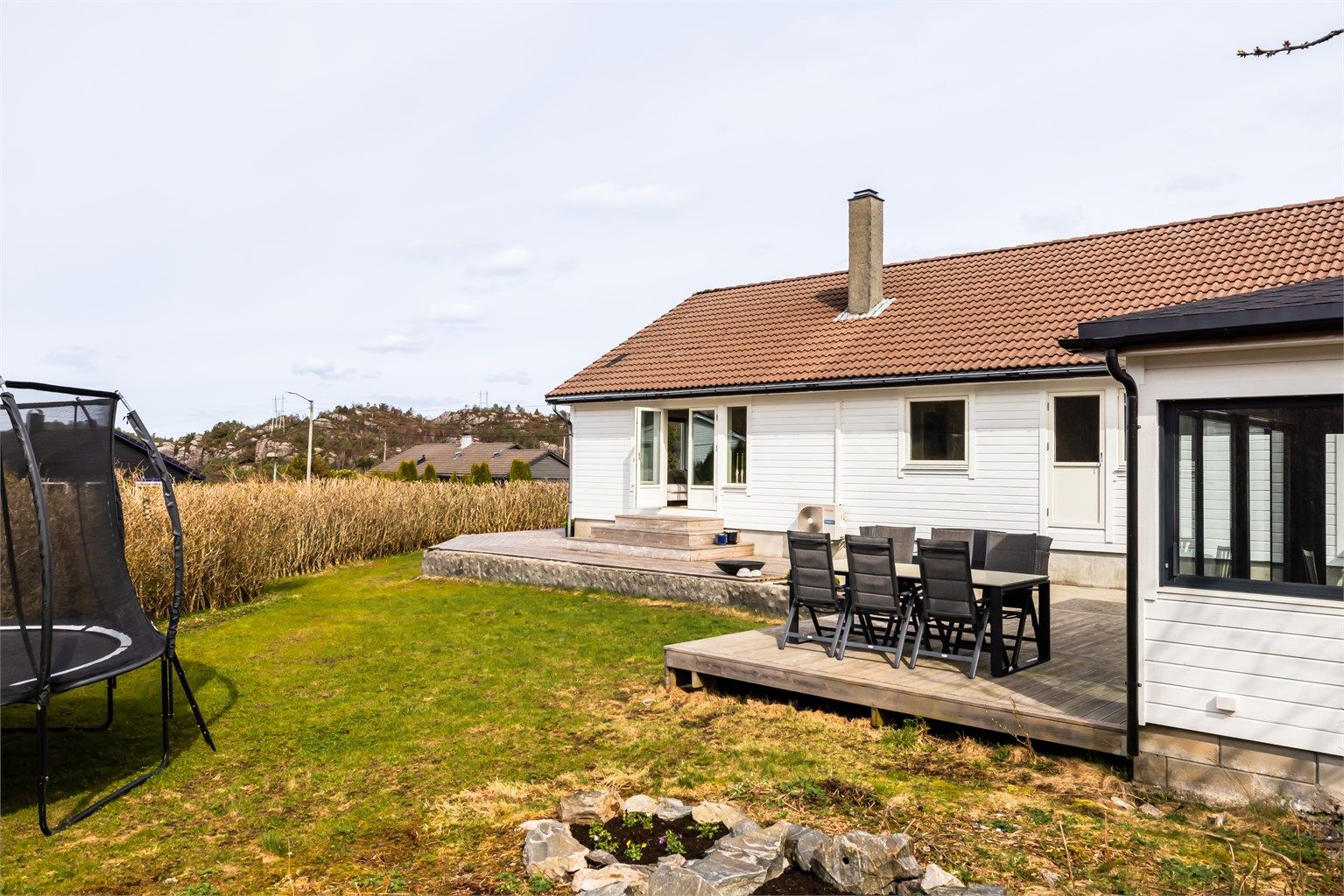 Plenareal med god plass for tramponline, hagespill og andre utendørsaktiviteter 