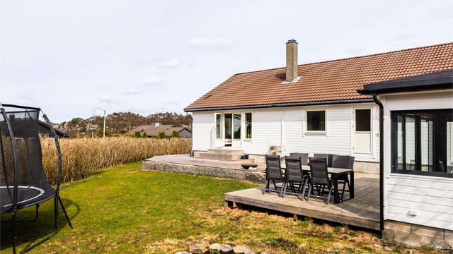 Plenareal med god plass for tramponline, hagespill og andre utendørsaktiviteter