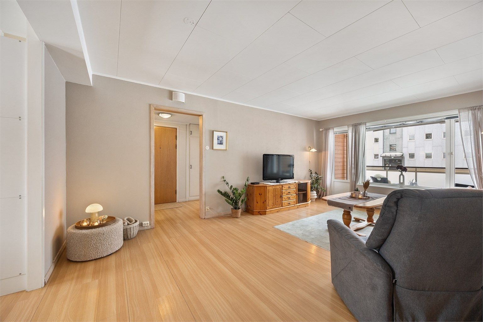 Fra stuen er det utgang til vestvendt balkong, utstyrt med markise, et fint sted å nyte ettermiddag- og kveldssolen.