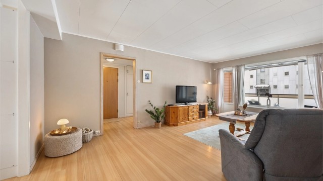 Fra stuen er det utgang til vestvendt balkong, utstyrt med markise, et fint sted å nyte ettermiddag- og kveldssolen.