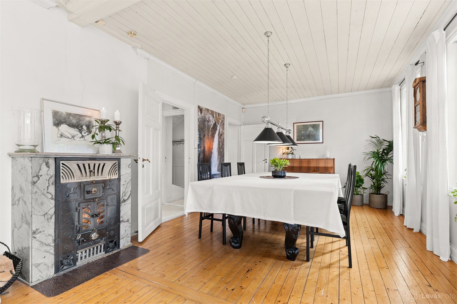 Spisestuen har god plass til langbord for sosiale sammenkomster.