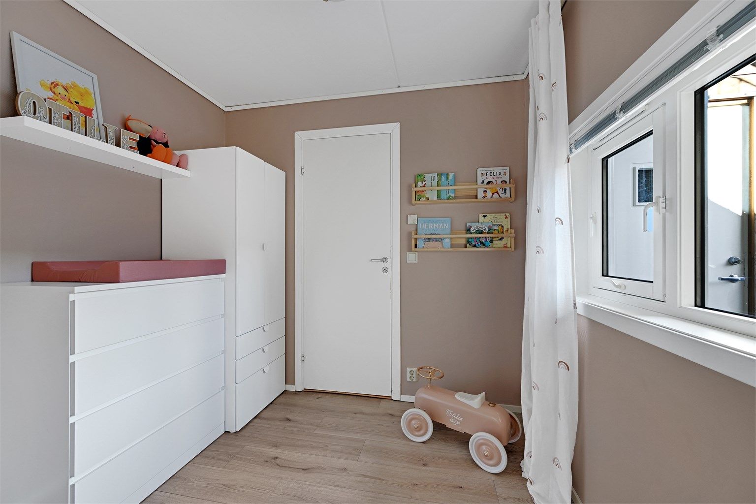 Soverom med nylagt laminatgulv og vannbåren gulvvarme.