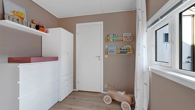 Soverom med nylagt laminatgulv og vannbåren gulvvarme.
