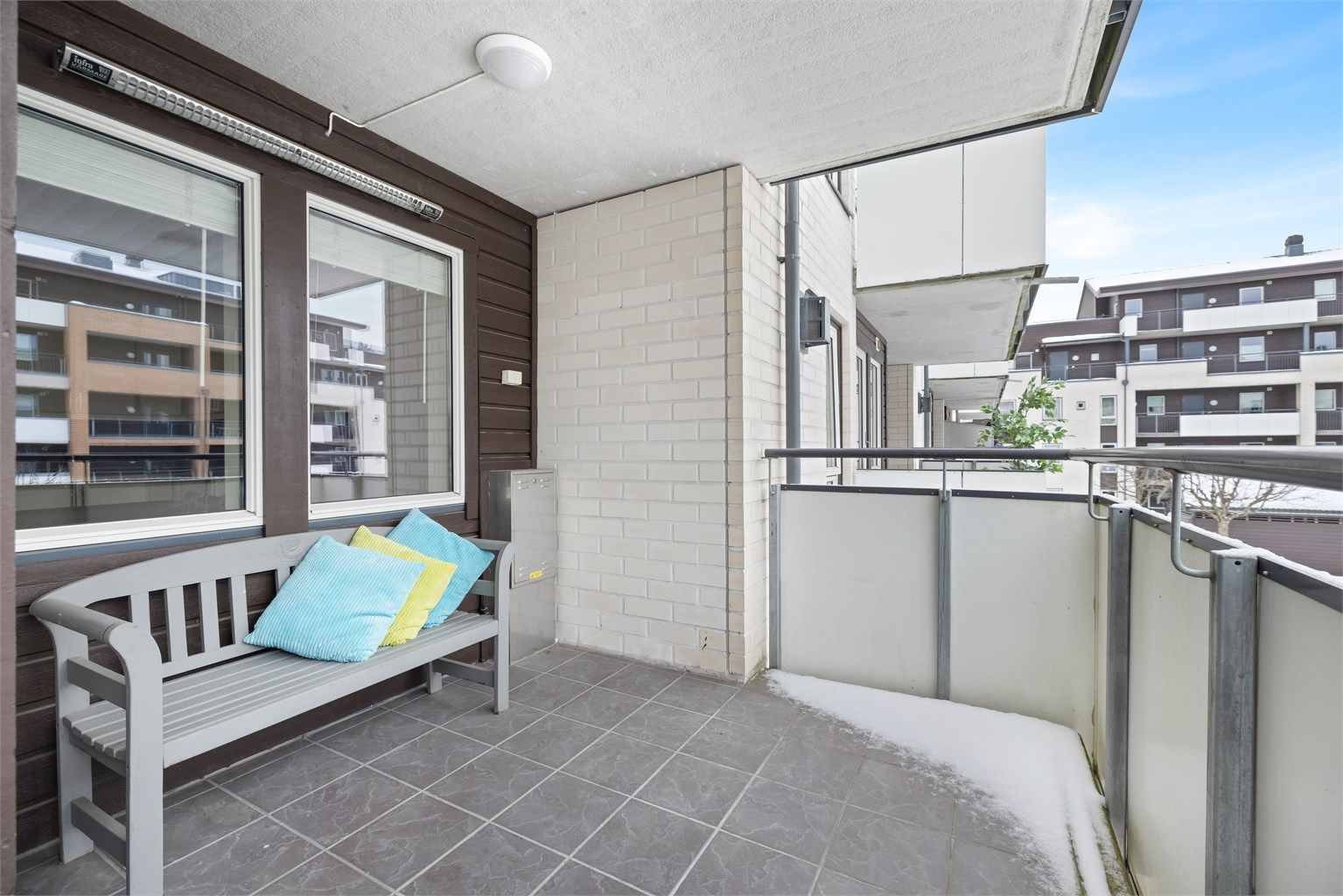 Balkongen er overbygget slik at her kan man nyte dagen selv om været ikke alltid er på topp 