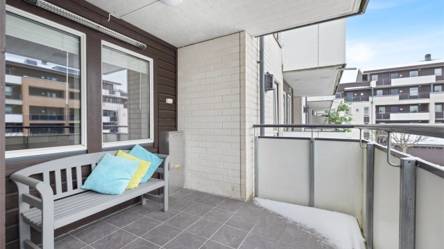 Balkongen er overbygget slik at her kan man nyte dagen selv om været ikke alltid er på topp