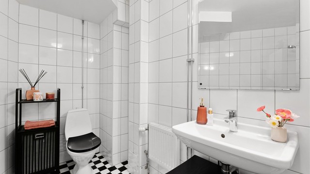 Klassiske, sjakkrutete fliser på gulvet gir badet karakter.