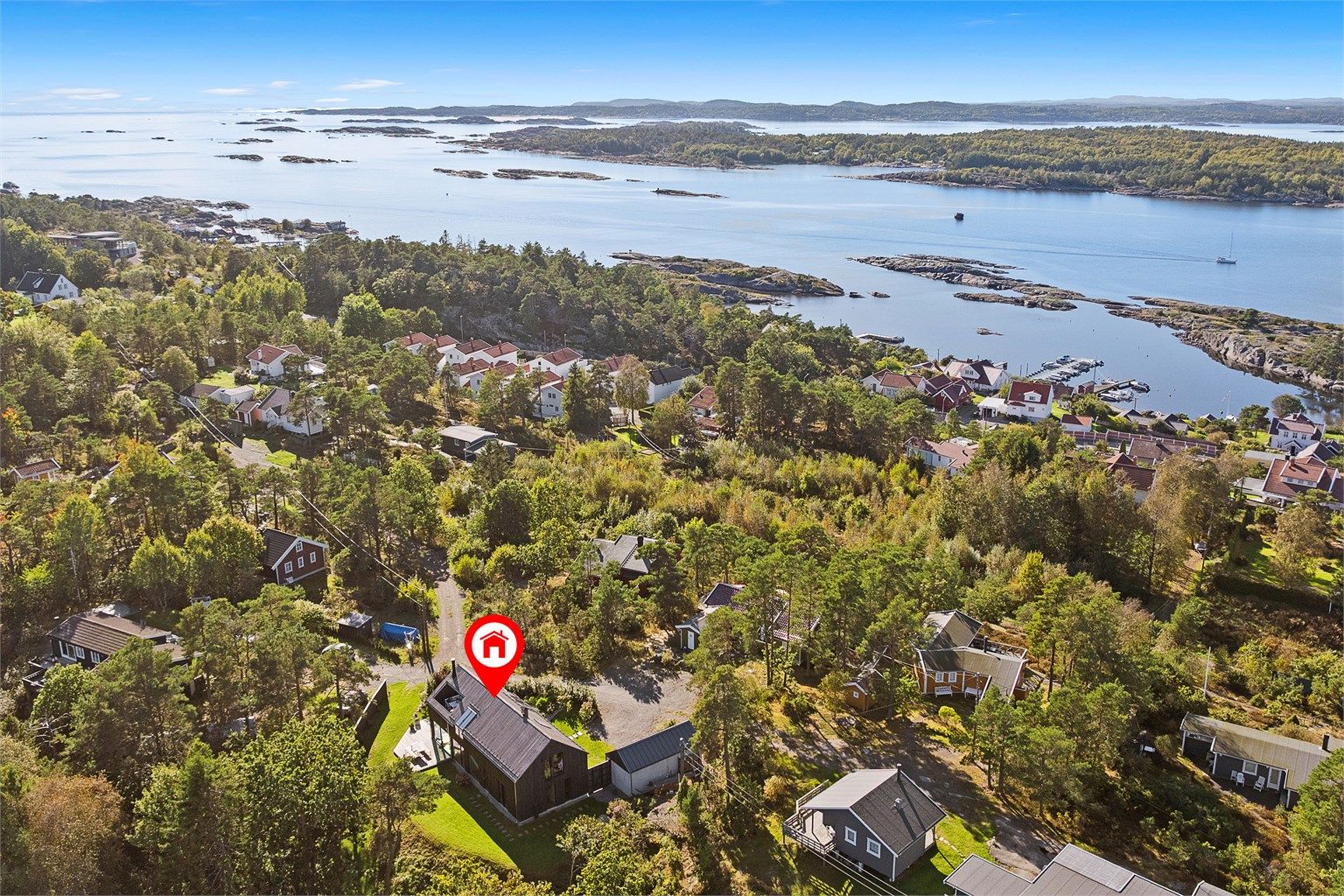 Det er også gangavstand ned til brygge, slik kan man ta seg raskt ut i Færders fine skjærgård. Nærmeste stranden er Bekkevika - kåret til Færders beste strand av TB.