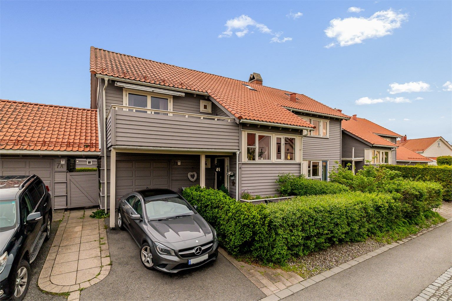 Oppstillingsplass til bil, samt en garasjeplass innenfor.