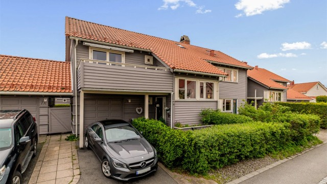 Oppstillingsplass til bil, samt en garasjeplass innenfor.