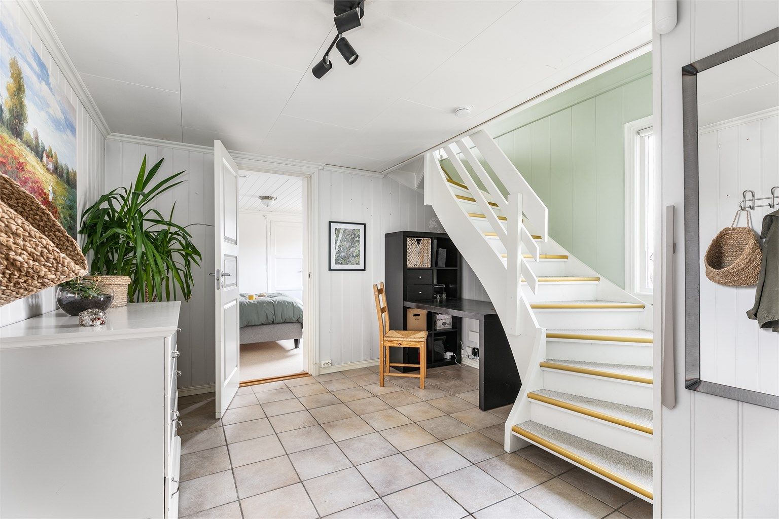 Med adkomst rett fra gangen kan rommet benyttet som soverom være et utmerket ungdomsrom.